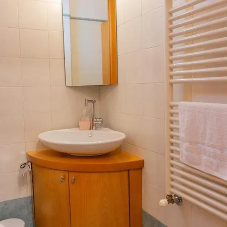 Niki - Free Private Parking